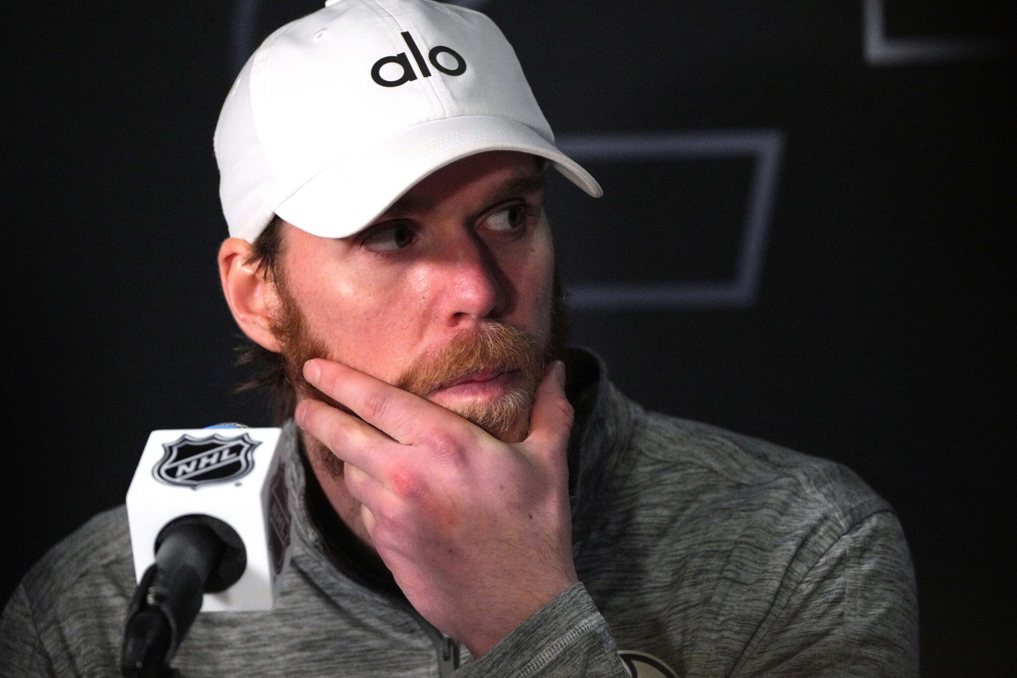 McDavid croit que Celebrini lui en a passé une petite vite La Poche Bleue